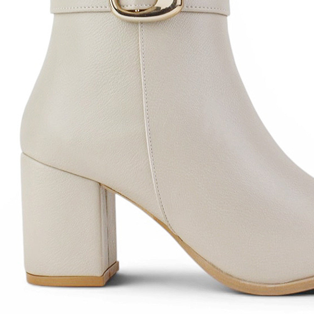 vista trasera del tacón medio 7cm en botas para dama beige