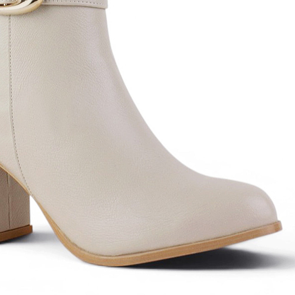 detalle del material sintético en botas beige para dama con tacón medio 7cm