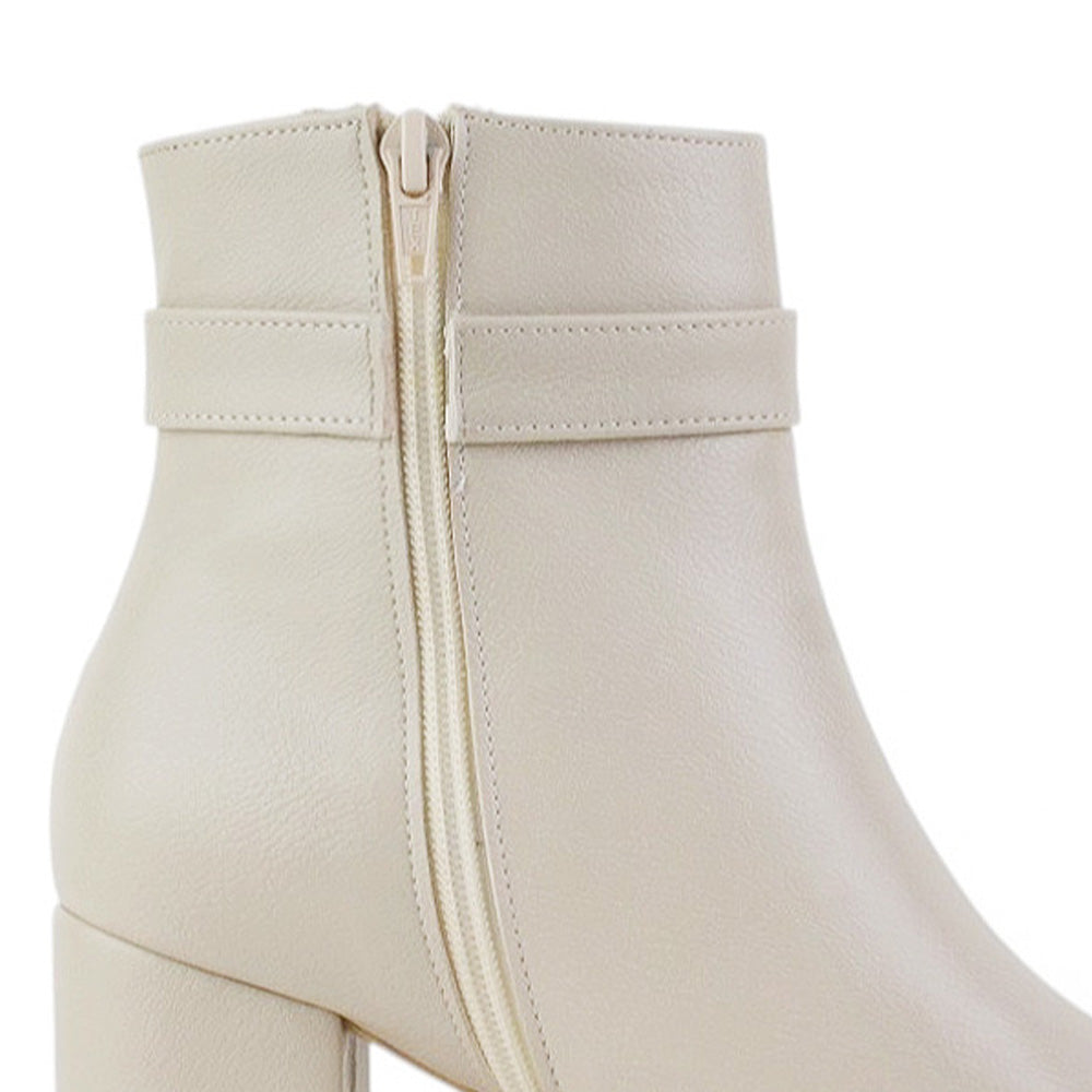 vista del detalle en la cremallera de las botas beige para dama con tacón 7cm