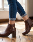 Botas cafés de tacón cuadrado con hebilla de mujer