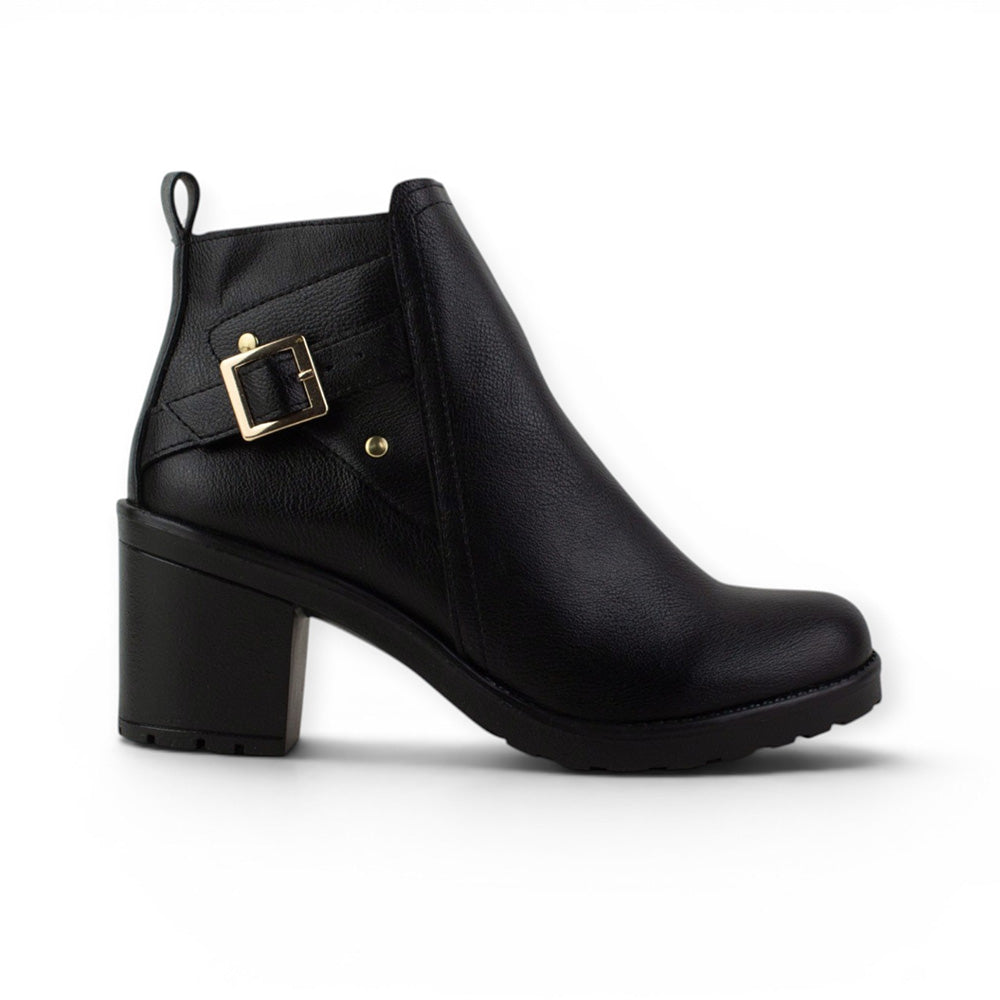vista lateral de botas negras de mujer con tacon 