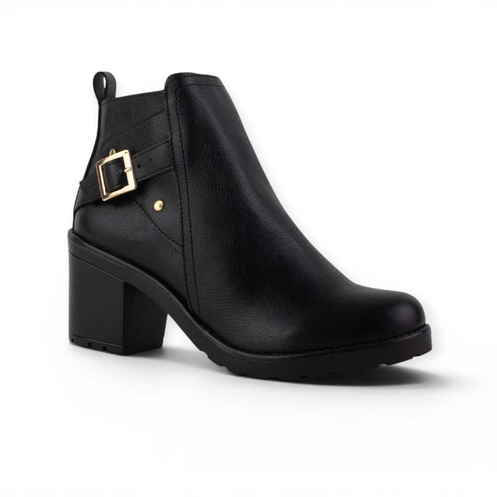 vista diagonal de botas para mujer con tacon 