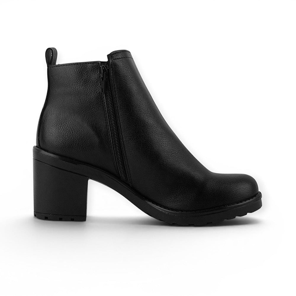 vista superior de botas negras para mujer con tacon 