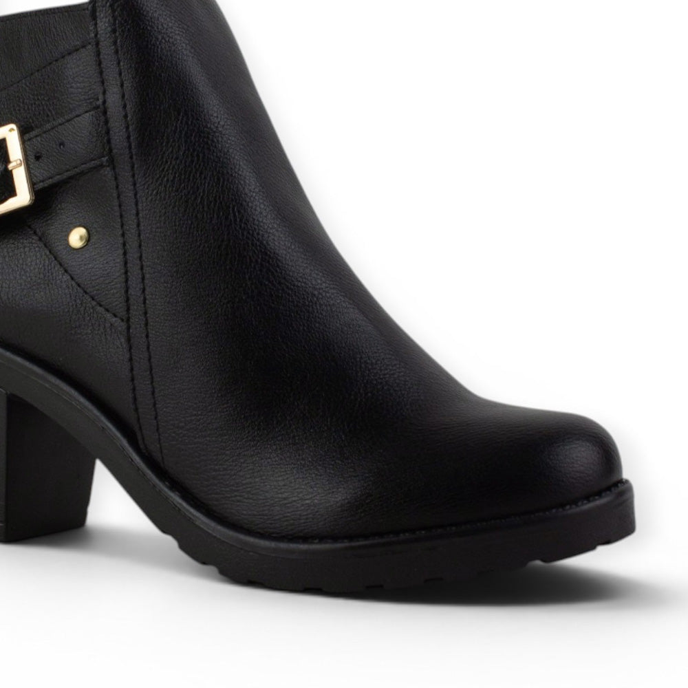 detalle de material sintetico de botas negras con tacon