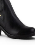 detalle de material sintetico de botas negras con tacon