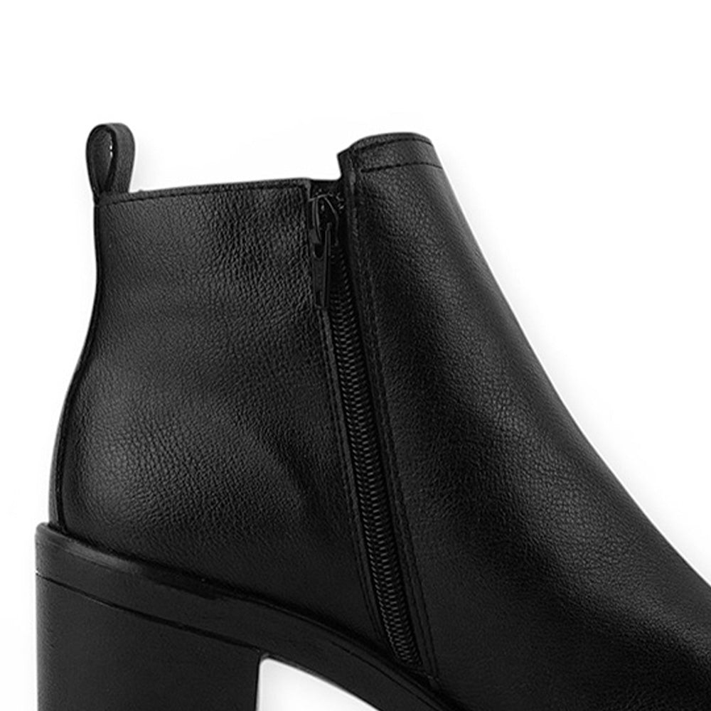 vista del detalle del ziper en las botas negras de mujer