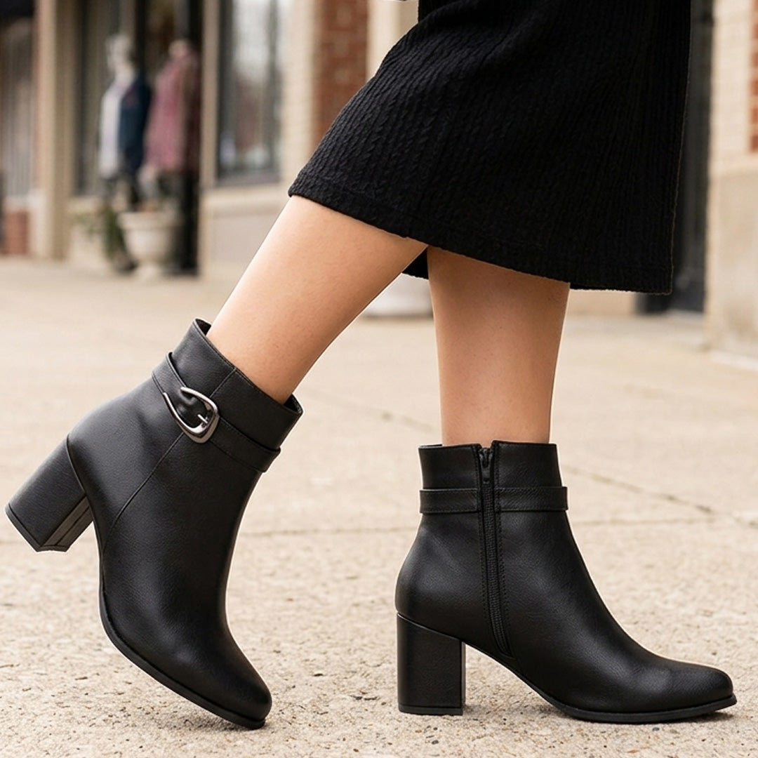 Botas negras cortas para dama con tacón medio de 7cm y hebilla plata 