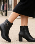 Botas negras cortas para dama con tacón medio de 7cm y hebilla plata 