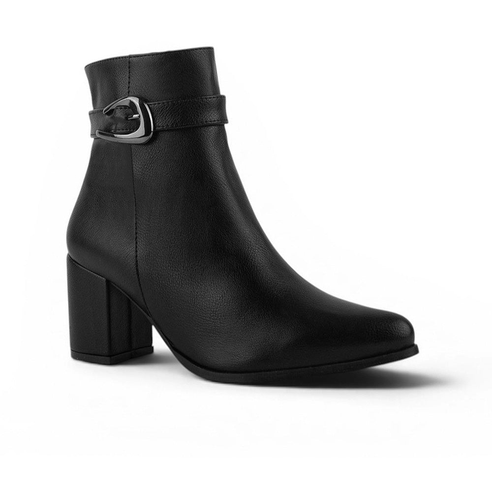 vista diagonal de botas negras para dama con hebilla plata y tacón de 7cm 