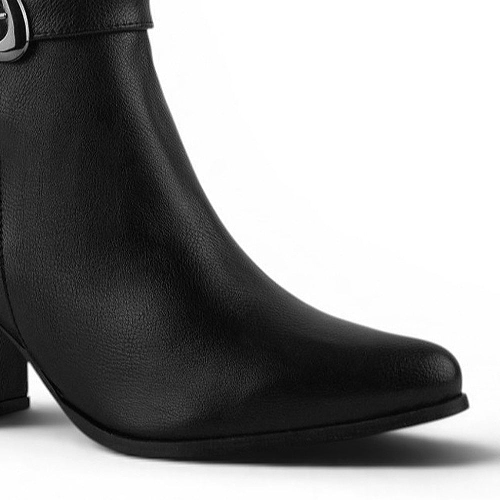 detalle del material sintético en botas negras para dama  