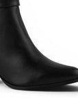 detalle del material sintético en botas negras para dama  