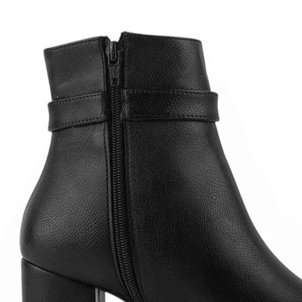 vista del detalle en cremallera de las botas negras para dama con tacón 7cm