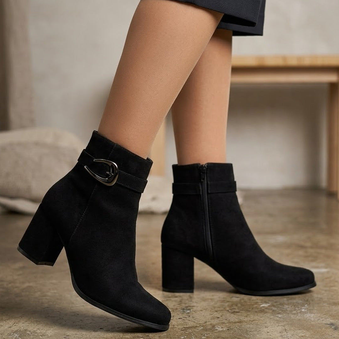 Botas negras de gamuza cortas para dama con tacón medio de 7cm y hebilla 