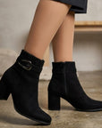 Botas negras de gamuza cortas para dama con tacón medio de 7cm y hebilla 