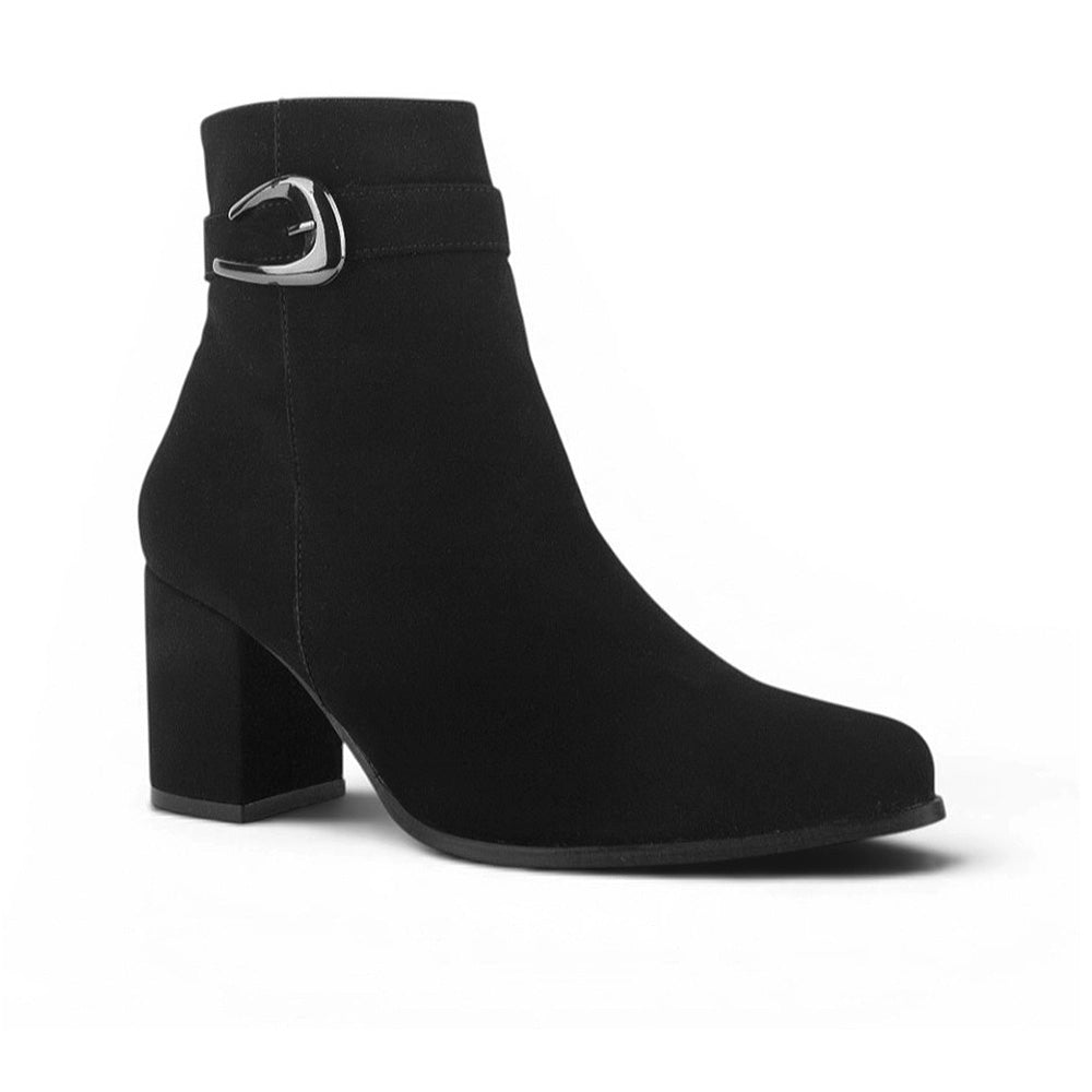 vista diagonal de botas negras para dama con hebilla plata y tacón de 7cm 