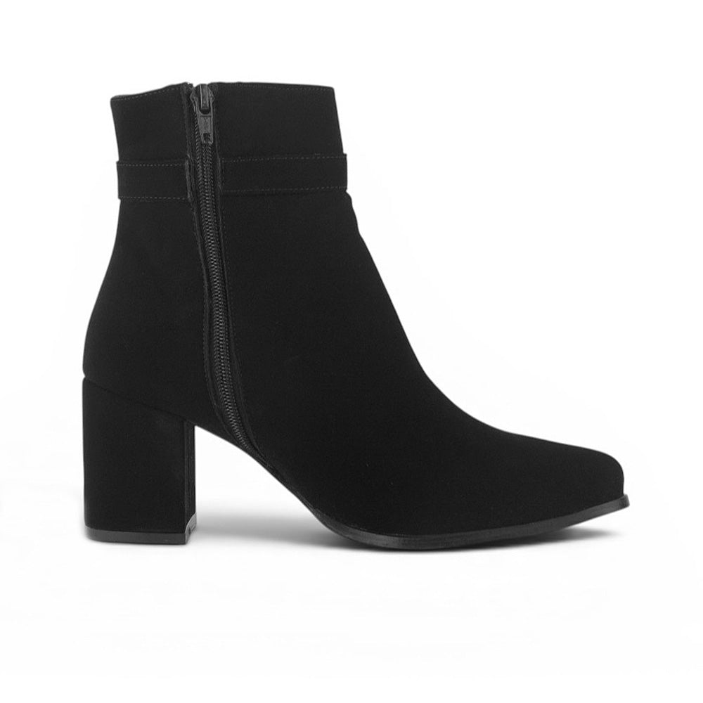 vista superior en botas negras de gamuza para dama con tacón 7cm