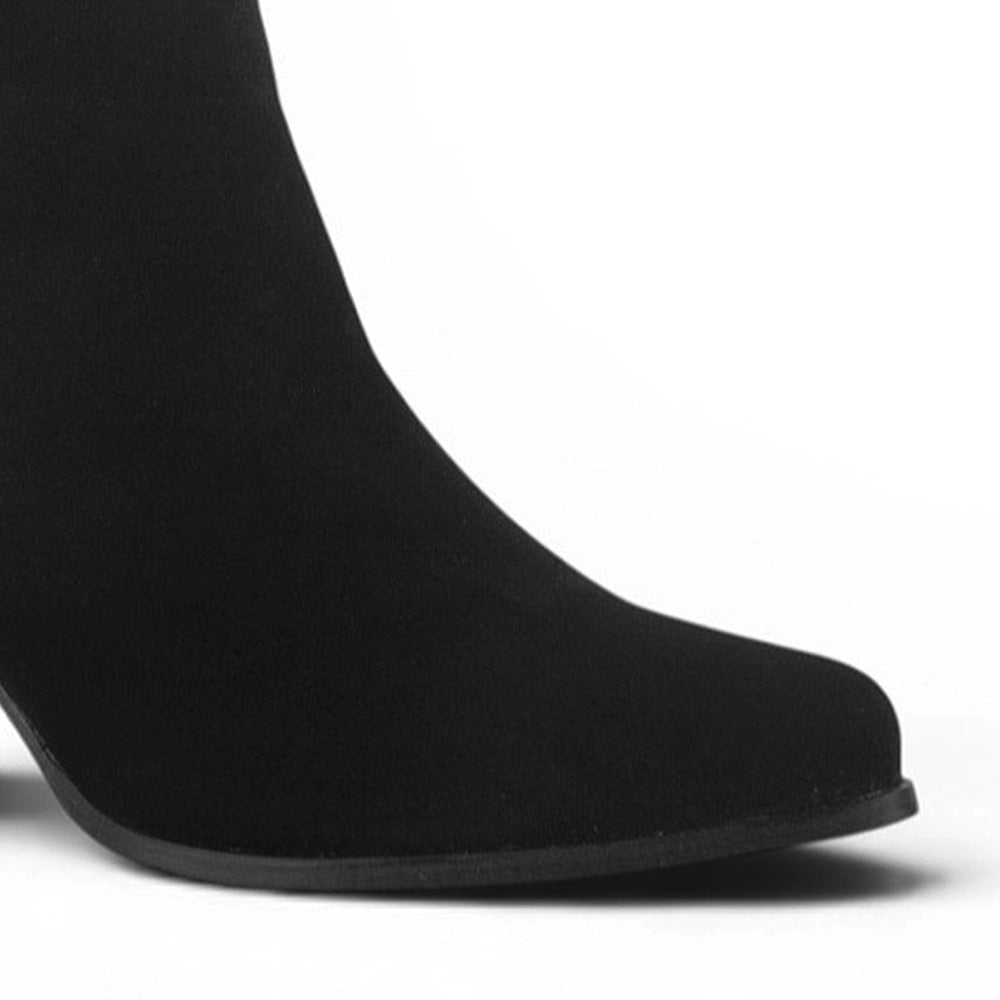 detalle del material gamuza en botas negras para dama  