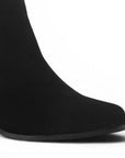detalle del material gamuza en botas negras para dama  