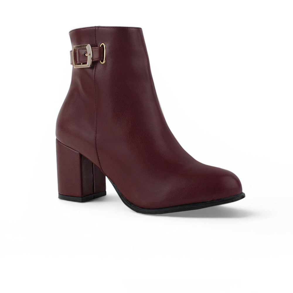 vista diagonal de botas vino para dama con tacón de 7cm y hebilla dorada 