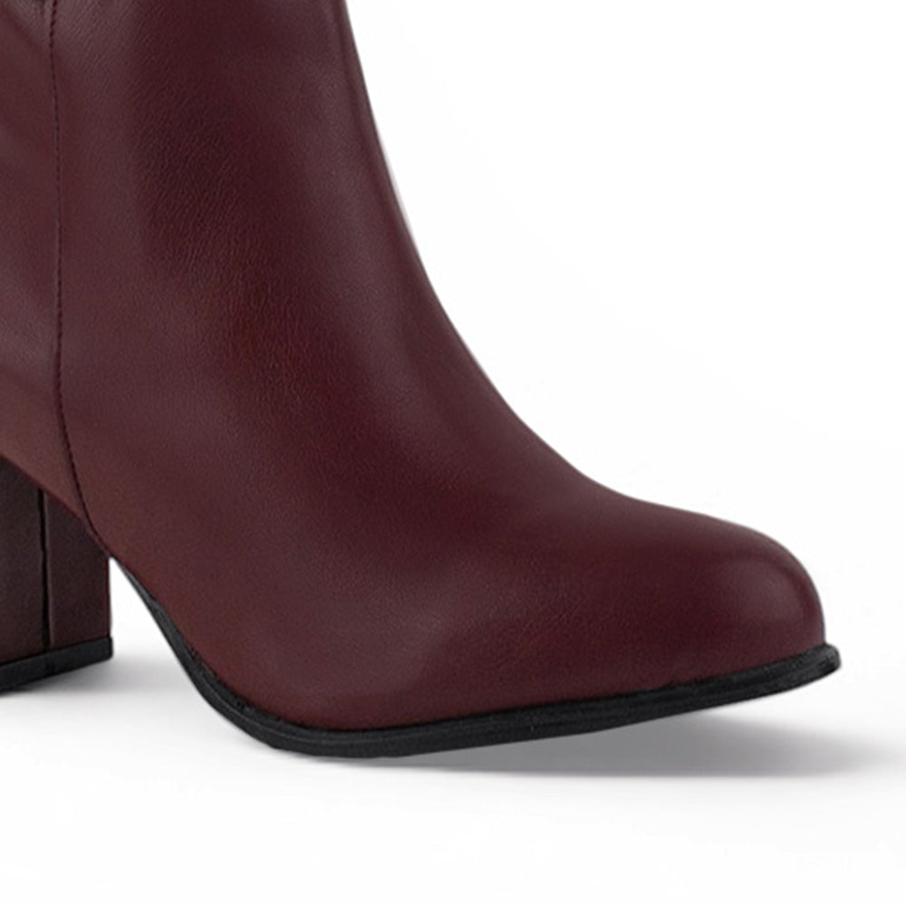 detalle del material sintético en botas vino para dama 