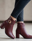 Botas vino cortas para dama con tacón medio de 7cm y hebilla oro