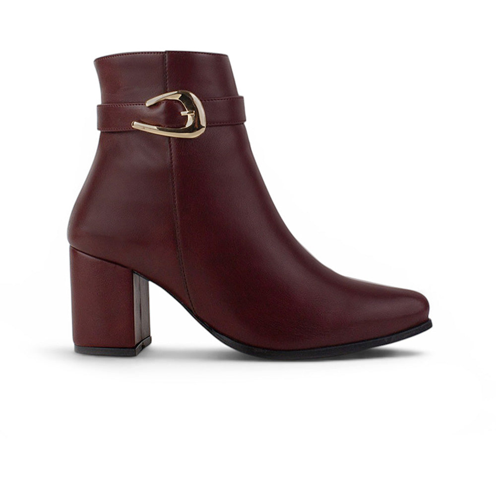 vista lateral de las botas para dama color vino con tacón medio 7cm 