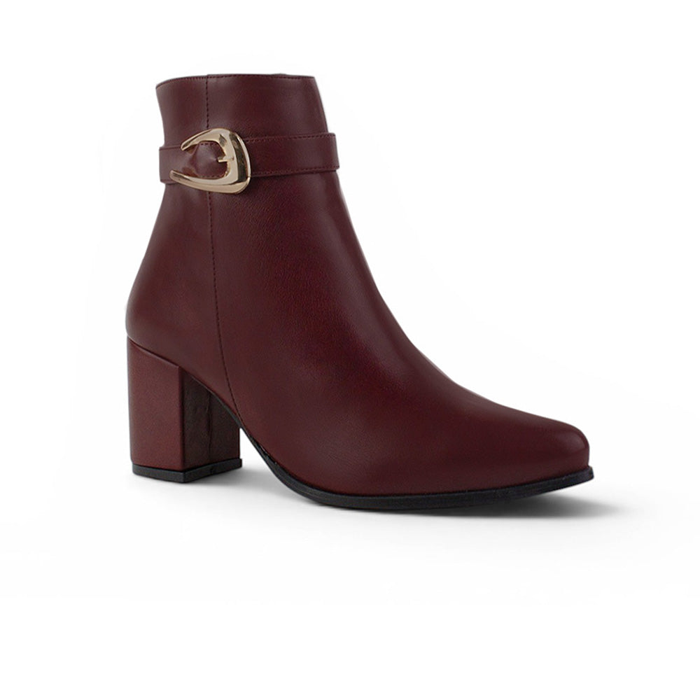 vista diagonal de botas vino para dama con hebilla oro y tacón de 7cm