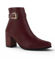 vista diagonal de botas vino para dama con hebilla oro y tacón de 7cm
