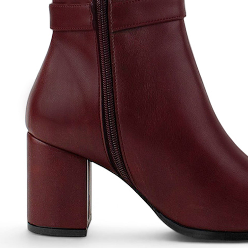 vista del detalle en cremallera de las botas vino para dama con tacón 7cm