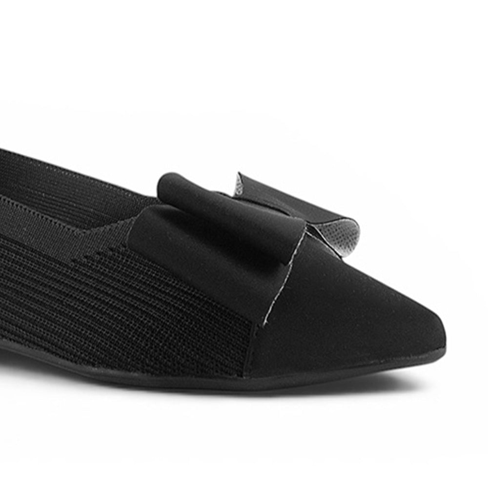 detalle de material sintético en flats negras para mujer