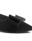detalle de material sintético en flats negras para mujer