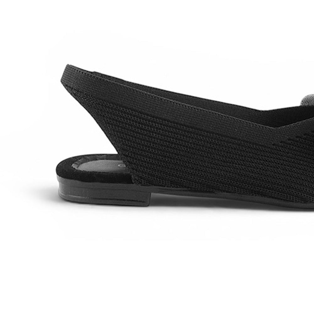 vista trasera de flats negras con talón descubierto para mujer
