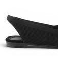 vista trasera de flats negras con talón descubierto para mujer