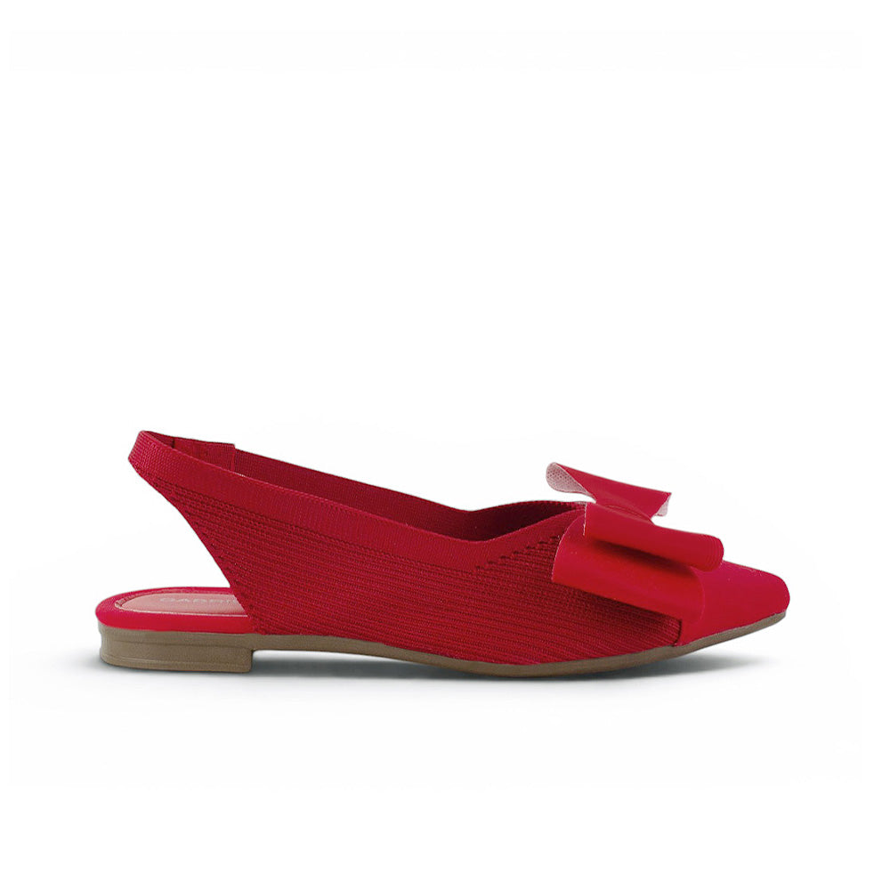vista lateral de flats rojos para mujer con moño 