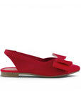 vista lateral de flats rojos para mujer con moño 