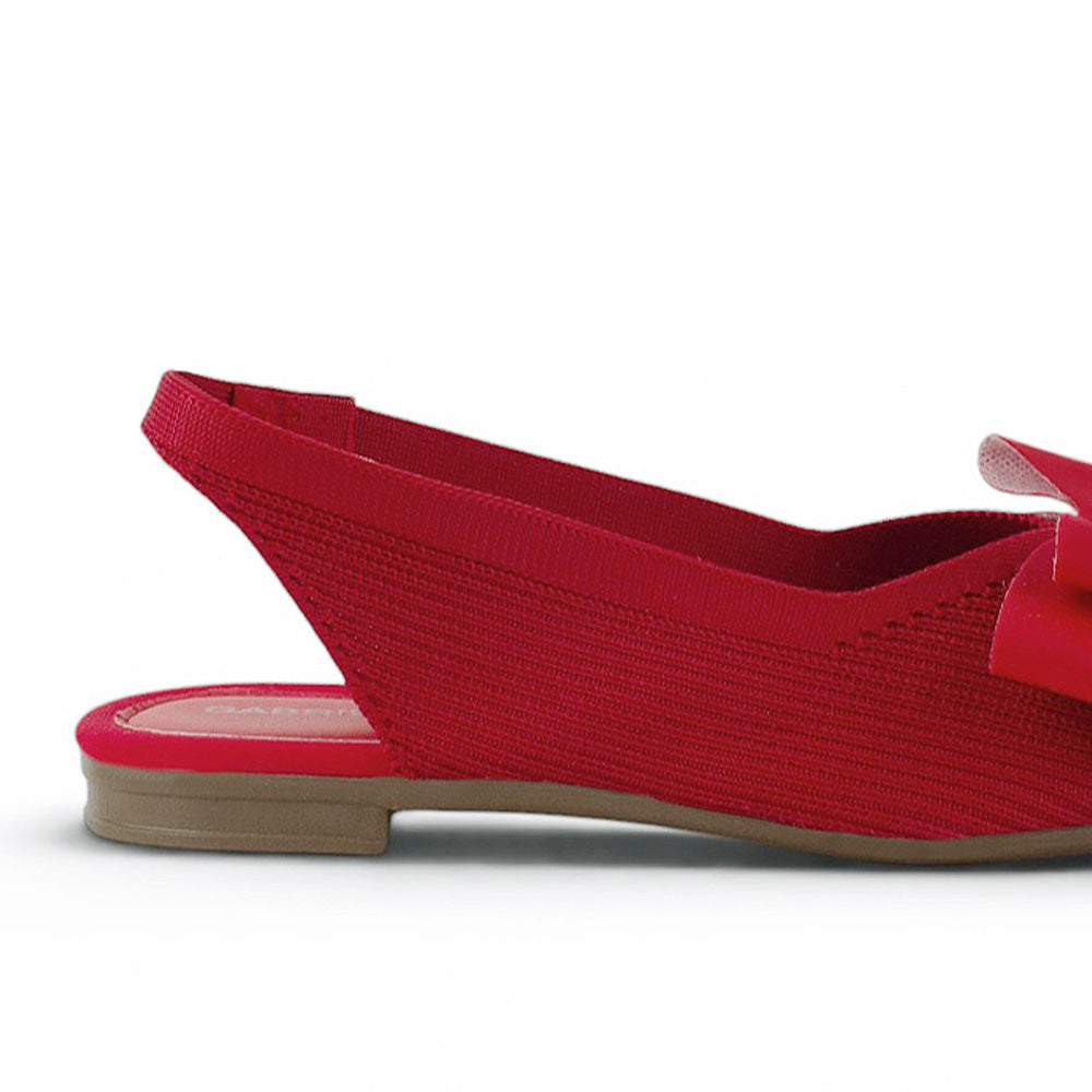 vista trasera de flats rojos con talon descubierto para mujer