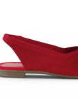 vista trasera de flats rojos con talón descubierto para mujer