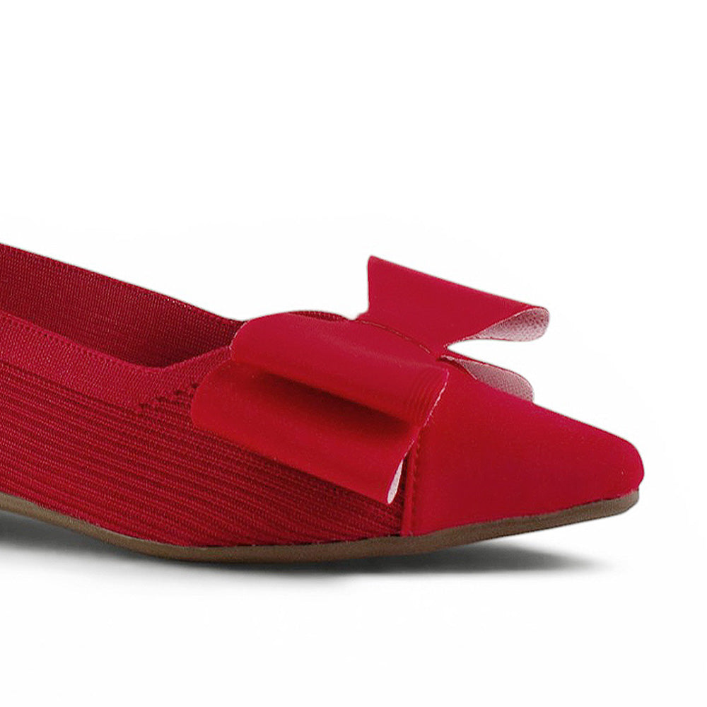 detalle de material sintético en flats rojos para mujer