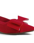 detalle de material sintético en flats rojos para mujer