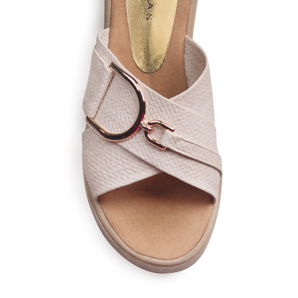 Sandalia Beige Plataforma Tiras Cruzadas Con Adorno Metalico 4500138