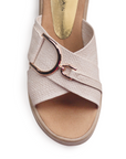 Sandalia Beige Plataforma Tiras Cruzadas Con Adorno Metalico 4500138