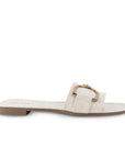 vista lateral de sandalias beige para dama de piso