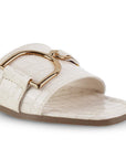 detalle del material sintético en las sandalias para dama de mujer 