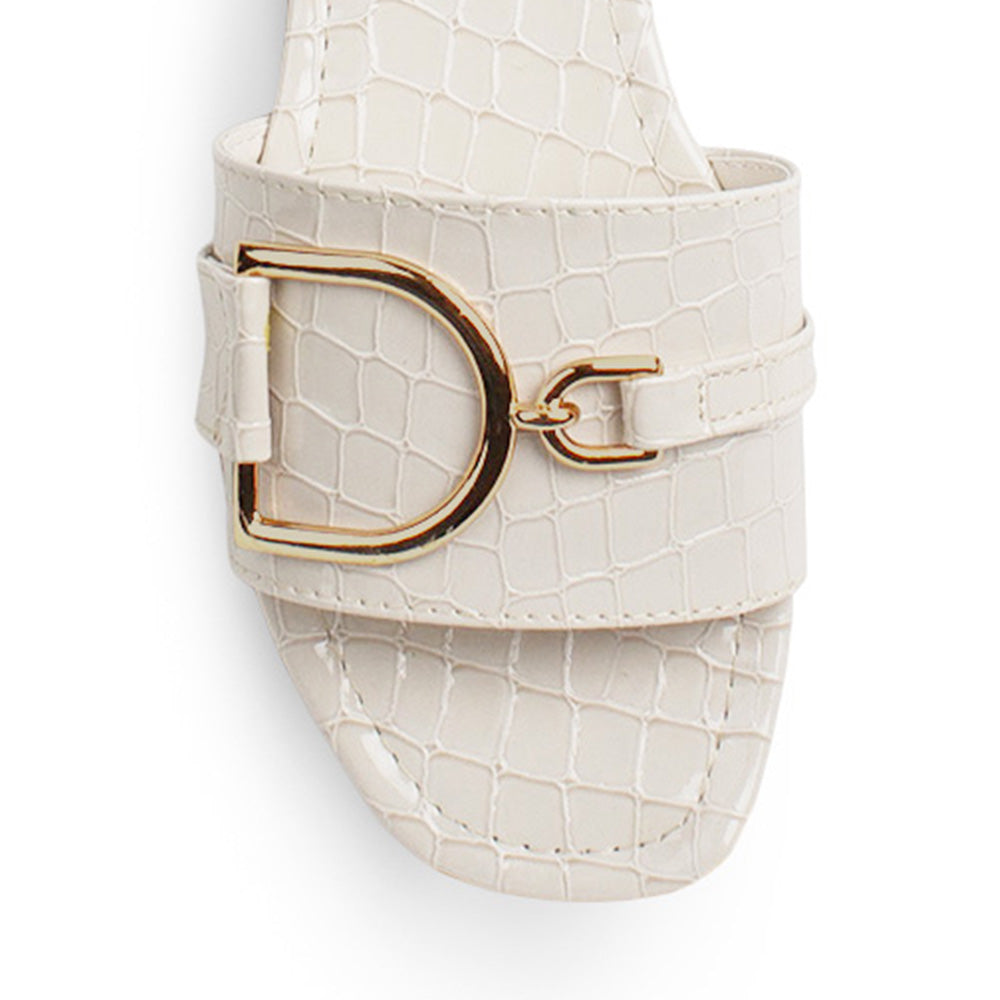 vista del detalle de hebillas oro en sandalias beige para dama de piso 