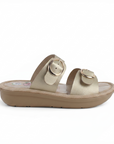 Vista lateral de sandalia oro para mujer destalonada 
