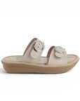 Vista lateral de sandalia beige para mujer destalonada 