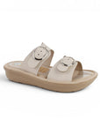 Vista diagonal de sandalia beige con aroma para mujer 