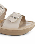 Detalle de material fresco en sandalia beige destalonada con aroma para mujer 