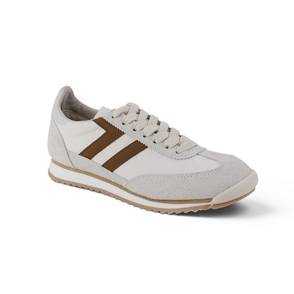 vista diagonal de tenis color gris con detalles en cafe casuales para mujer