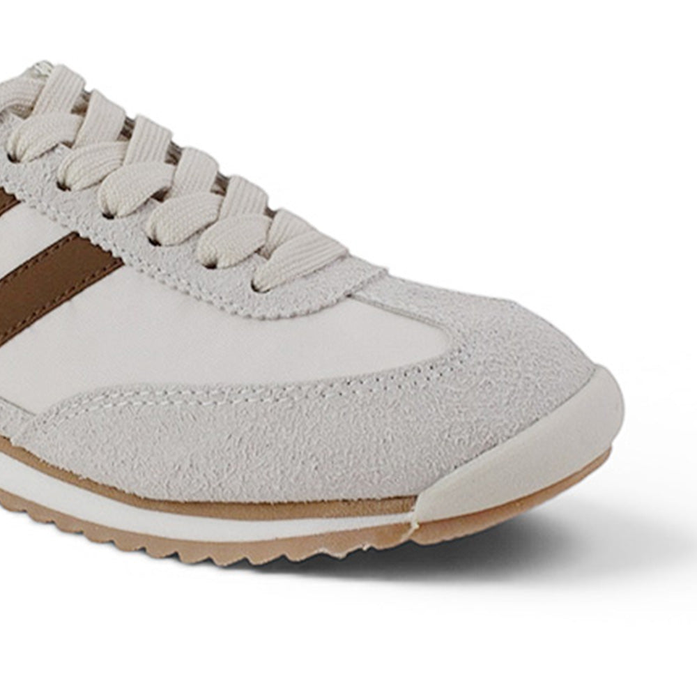 detalle de material sintetico en tenis casual de mujer color gris